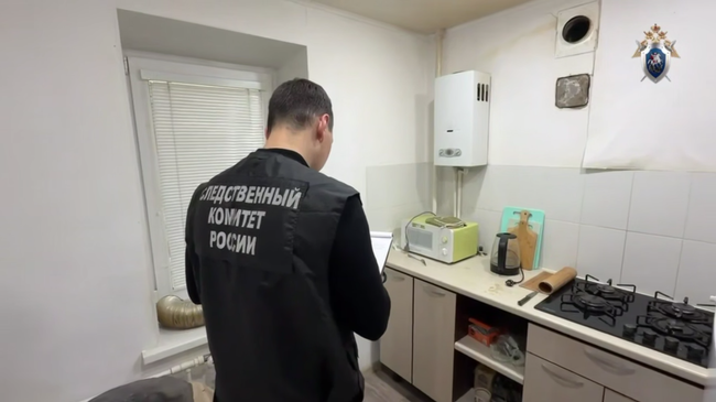 Сотрудник Следственного комитета на месте происшествия в Балашове. Кадр видео