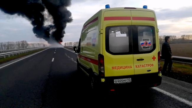 Два грузовика загорелись на трассе в Кузбассе после столкновения