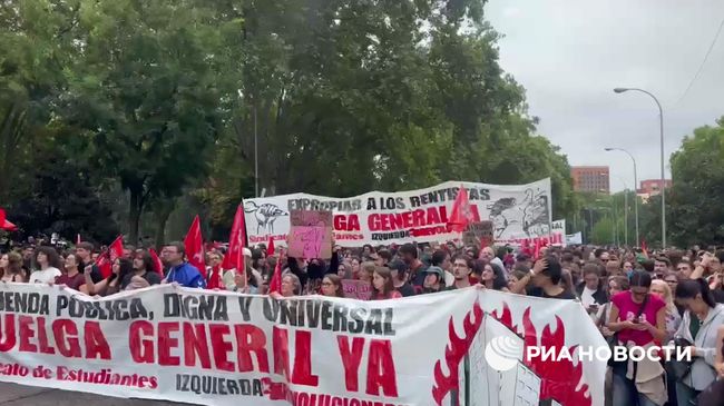 Десятки тысяч человек на акции протеста в Мадриде 