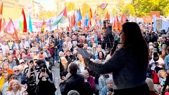 Крупный антивоенный митинг с флагами России прошел в центре Берлина