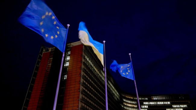 Флаги Европейского союза и Украины у штаб-квартиры ЕС в Брюсселе