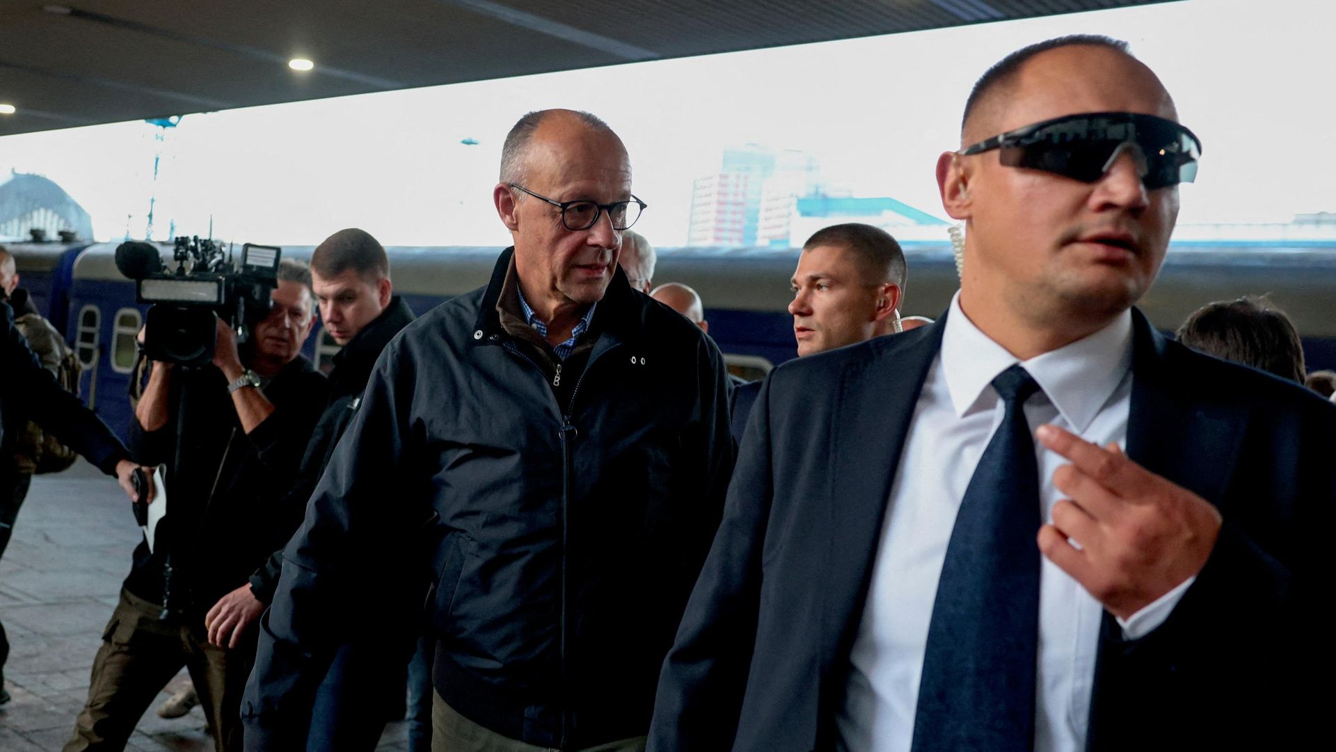 Прибытие канцлера ФРГ Фридриха Мерца на вокзал в Киеве. 4 октября 2026 - РИА Новости, 1920, 04.10.2026