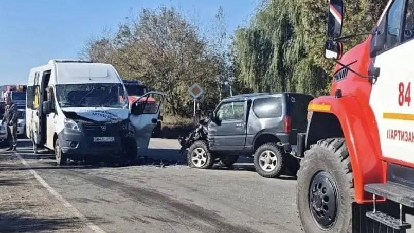 Последствия ДТП с участием маршрутного автобуса и внедорожника в Приморском крае - РИА Новости, 1920, 04.10.2026