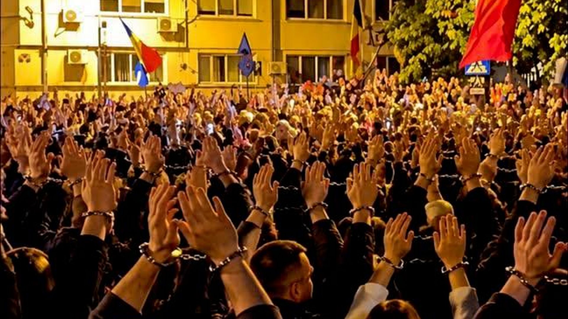 Участники акции протеста у центрального изолятора Бухареста, Румыния - РИА Новости, 1920, 04.10.2026