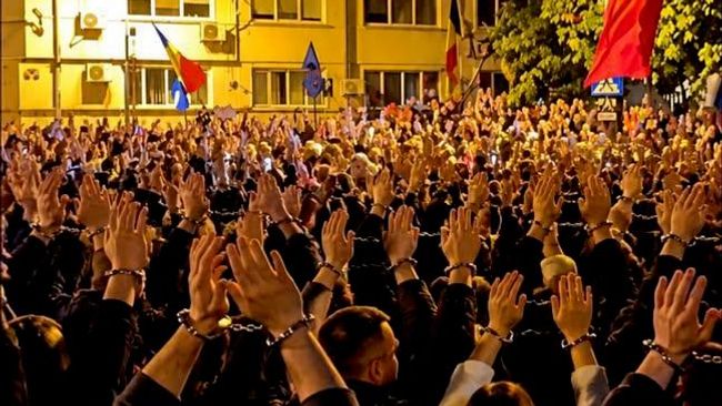 Участники акции протеста у центрального изолятора Бухареста, Румыния