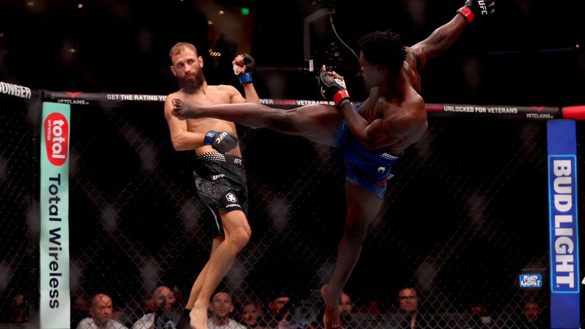 Поединок между Андреем Пуляевым и Дэмианом Пинасом на турнире UFC - РИА Новости, 1920, 04.10.2026