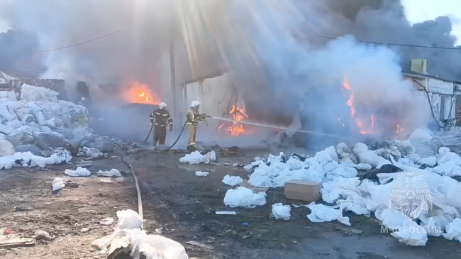 Ликвидация пожара на базе вторичного сырья в Пензенской области