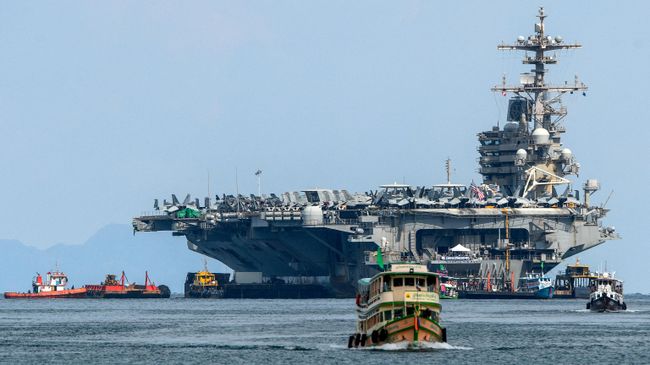 Американский авианосец USS George H.W. Bush возле порта в Пхукете