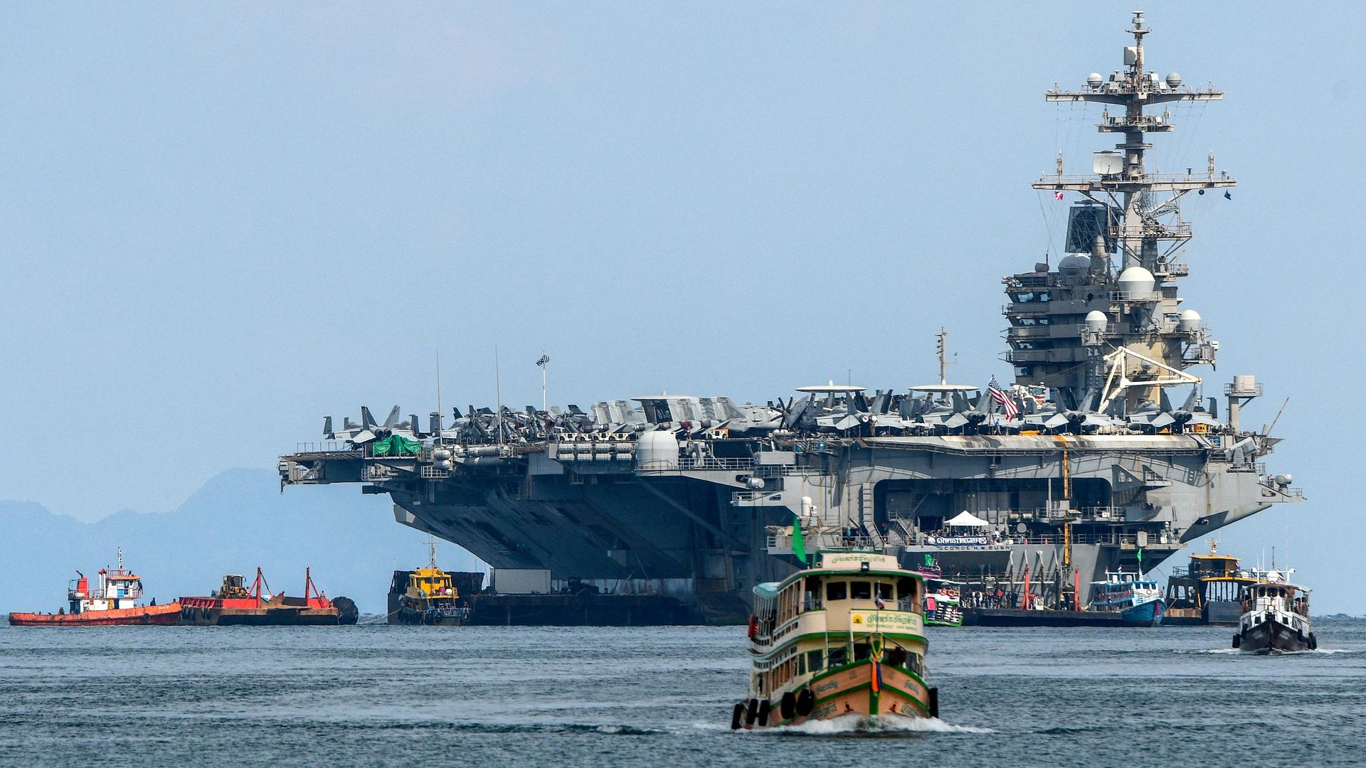 Американский авианосец USS George H.W. Bush возле порта в Пхукете - РИА Новости, 1920, 04.10.2026