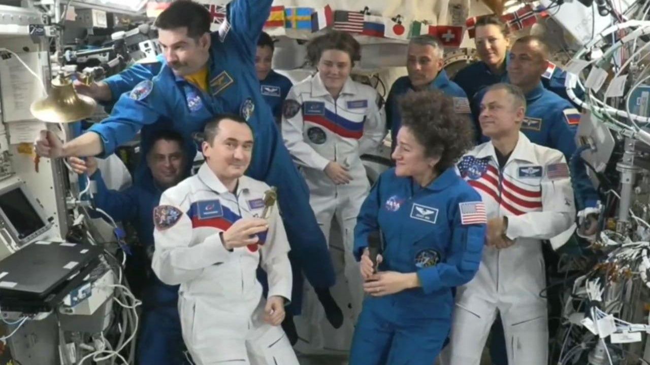 Российский космонавт Петр Дубров принимает командование МКС Российский космонавт Петр Дубров принимает командование МКС - РИА Новости, 1920, 04.10.2026