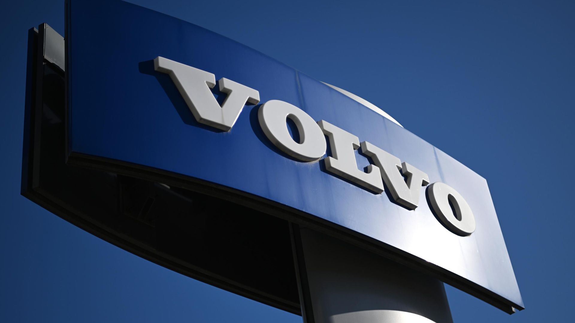 Стойка с логотипом автомобильной компаний Volvo - РИА Новости, 1920, 04.10.2026