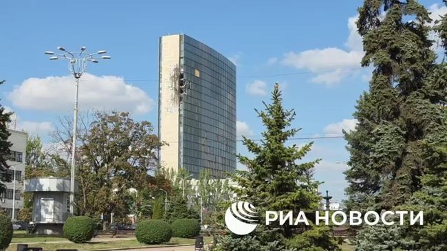 Последствия атаки ВСУ на бизнес-центр в Донецке
