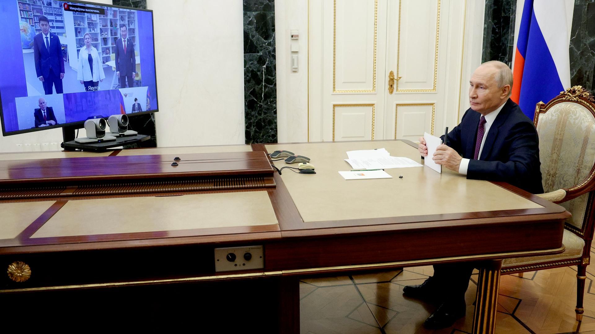 Путин в режиме ВКС проводит встречу с лауреатами педагогических конкурсов Путин в режиме ВКС проводит встречу с лауреатами педагогических конкурсов - РИА Новости, 1920, 05.10.2026