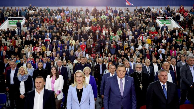 Милорад Додик и Желька Цвиянович во время предвыборного митинга партии Союз независимых социал-демократов в Источно-Сараево, 2022 год