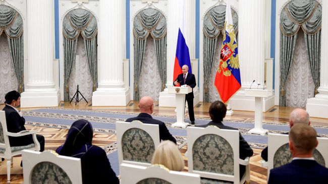 Президент РФ Владимир Путин выступает на церемонии вручения государственных наград наставникам и учителям участников специальной военной операции