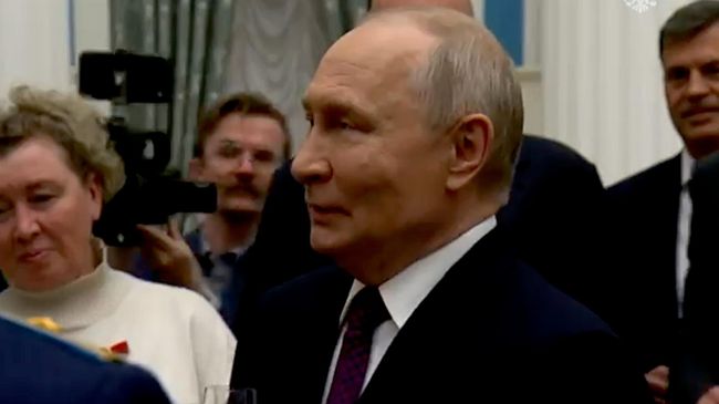 Путин общается с награжденными после церемонии