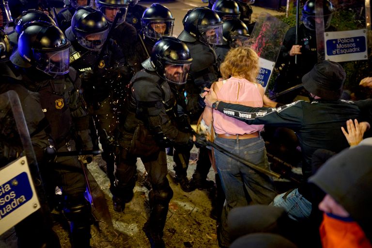 Сотрудники полиции разгоняют дубинками протестующих Сотрудники полиции разгоняют дубинками протестующих