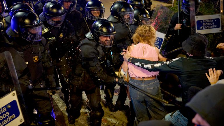 Сотрудники полиции разгоняют дубинками протестующих Сотрудники полиции разгоняют дубинками протестующих