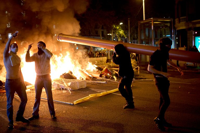 Протестующие возводят баррикады и фотографируются во время столкновений с полицией Протестующие возводят баррикады и фотографируются во время столкновений с полицией