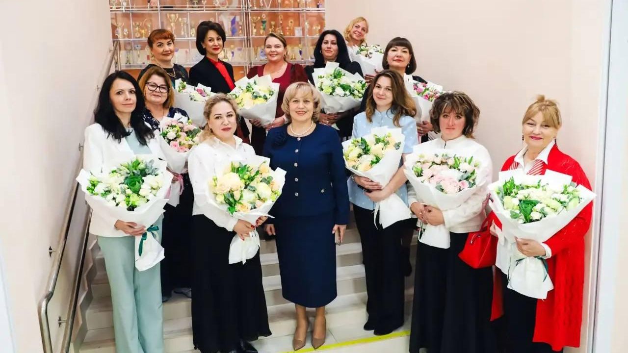Поздравление учителей и воспитателей из семей участников СВО  - РИА Новости, 1920, 06.10.2026