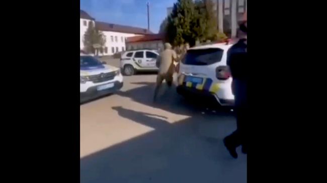 В Калуше полиция и ТЦК силой вытаскиваю водителя и распыляют газ в прохожих