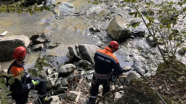 Эвакуация туристки с камня посреди реки Мзымта в Сочи 