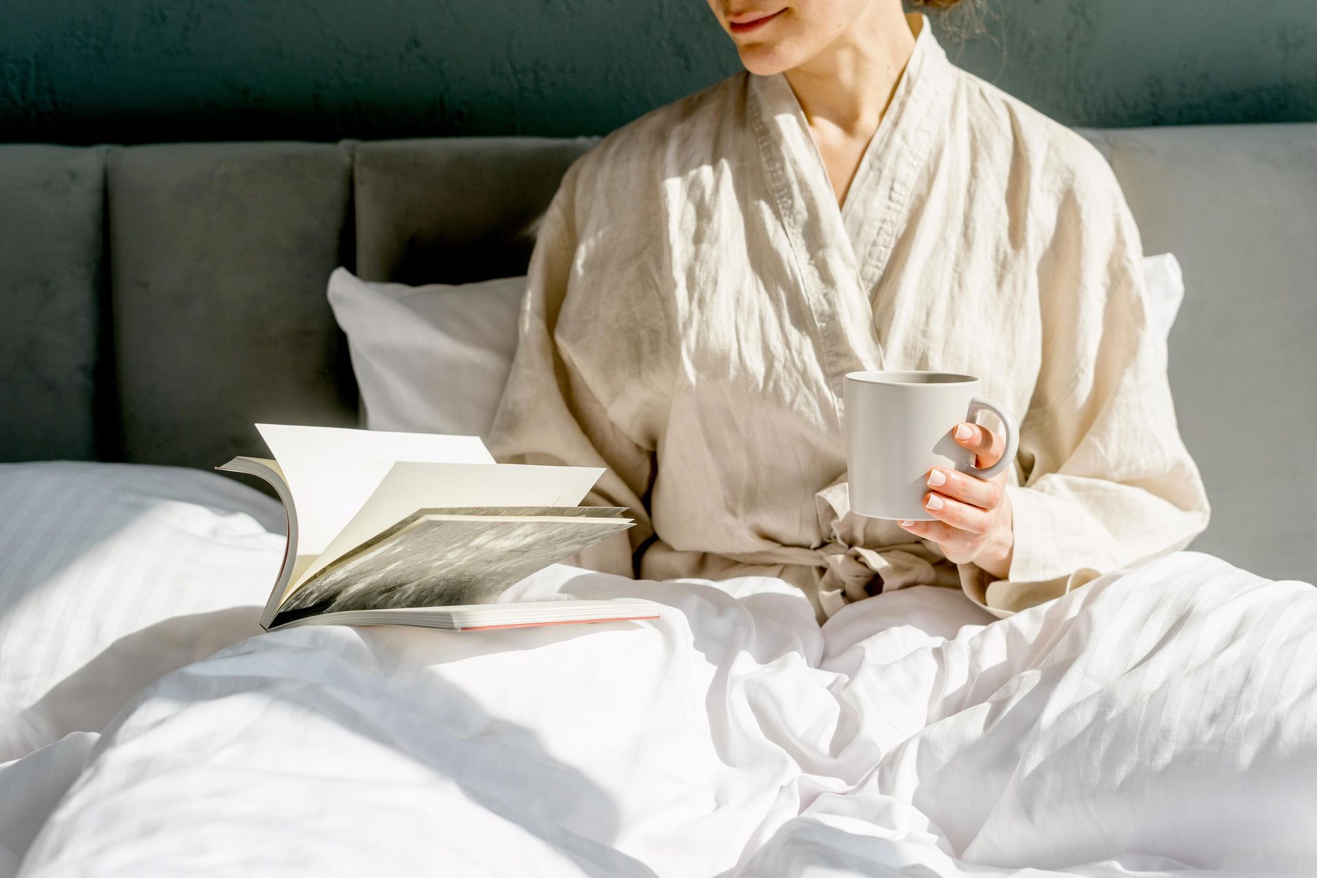 Девушка читает книгу Девушка читает книгу - РИА Новости, 1920, 06.10.2026