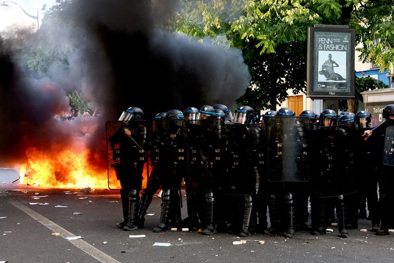 Полиция во время столкновений с протестующими в Париже, Франция Полиция во время столкновений с протестующими в Париже, Франция