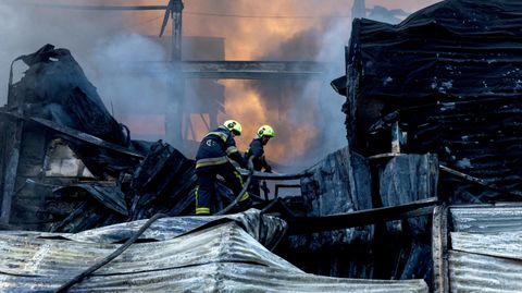 Украинские пожарные тушат возгорание в Киеве