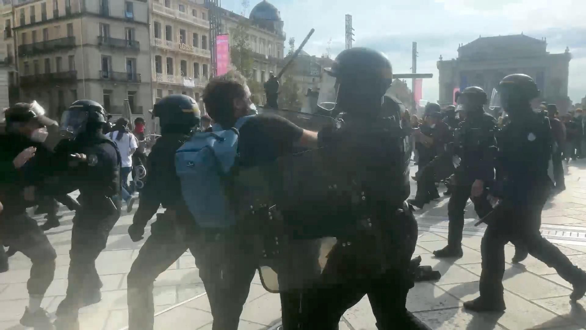 Бьют дубинками молодежь: протесты во Франции Бьют дубинками молодежь: протесты во Франции - РИА Новости, 1920, 07.10.2026