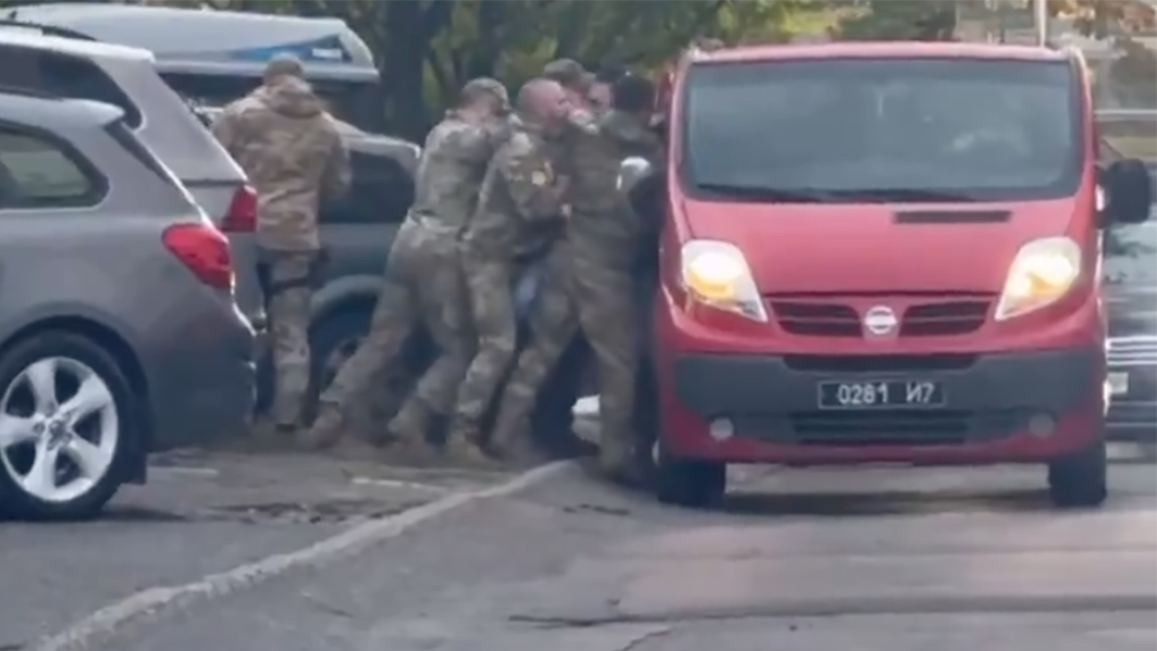 Сотрудники ТЦК силой заталкивают мужчину в микроавтобус во Львове Сотрудники ТЦК силой заталкивают мужчину в микроавтобус во Львове - РИА Новости, 1920, 07.10.2026