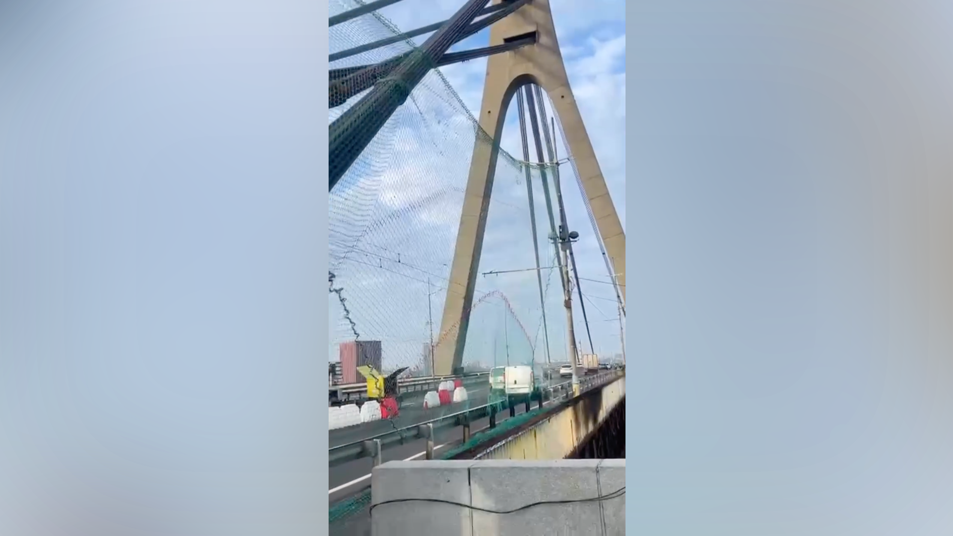 Антидроновые сетки на Северном мосту в Киеве Антидроновые сетки на Северном мосту в Киеве - РИА Новости, 1920, 07.10.2026