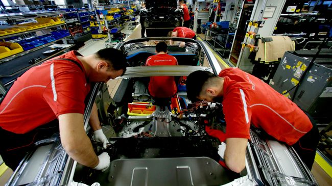 Сотрудники на конвейере завода Porsche в Штутгарте 