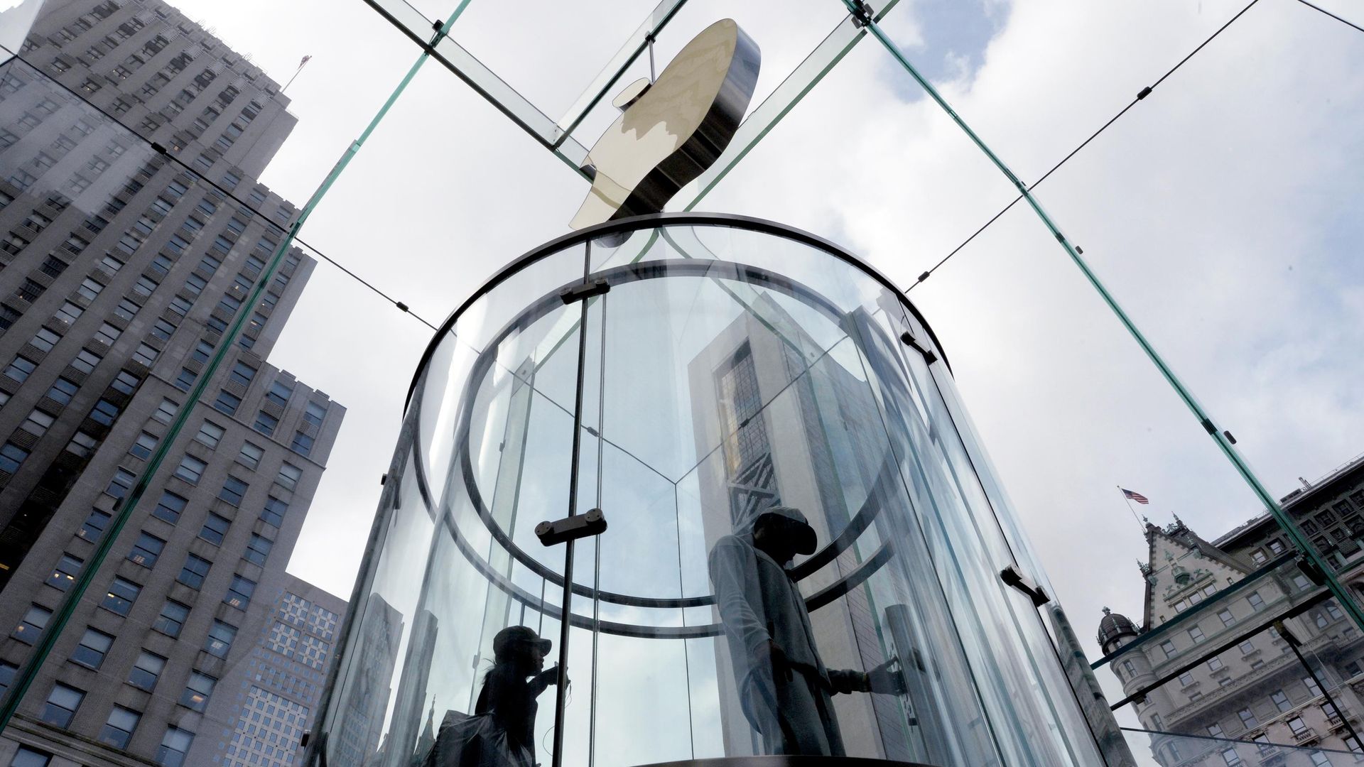 Фирменный магазин Apple на 5-й авеню в Нью-Йорке. Фирменный магазин Apple на 5-й авеню в Нью-Йорке. - РИА Новости, 1920, 07.10.2026