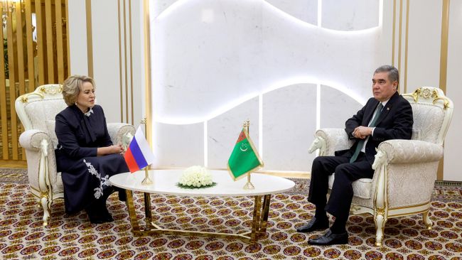 Председатель Совета Федерации РФ Валентина Матвиенко и председатель народного совета Туркменистана Гурбангулы Бердымухамедов во время встречи в Туркменбаши