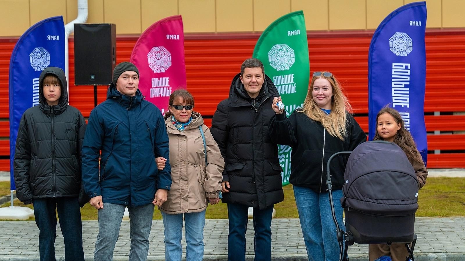 Губернатор Ямало-Ненецкого автономного округа Дмитрий Артюхов вручил ключи от новых квартир жителям города Лабытнанги - РИА Новости, 1920, 07.10.2026