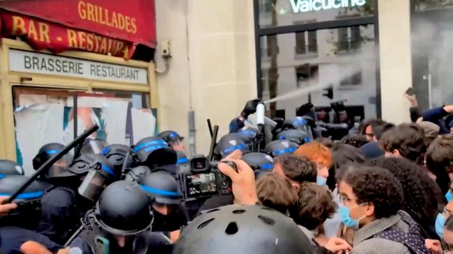 Полицейские в Париже разгоняют протестующих газом и дубинками