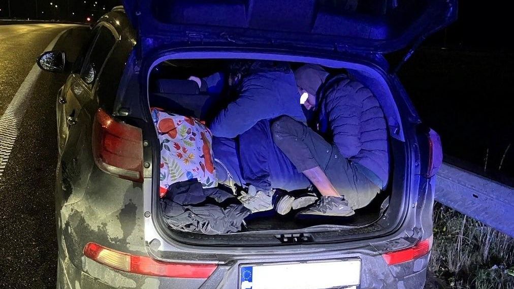 Мигранты в автомобиле, задержанные на пограничном контроле в Эстонии - РИА Новости, 1920, 07.10.2026