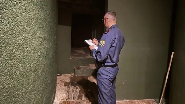 Следственные мероприятия на месте обнаружения тел мужчины и женщины в сгоревшем помещении во Владивостоке