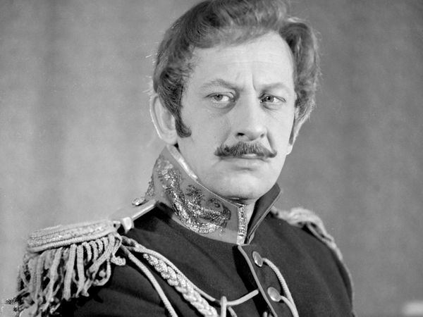 Заслуженный артист РСФСР Евгений Евстигнеев в пьесе Л. Зорина Декабристы в постановке театра Современник