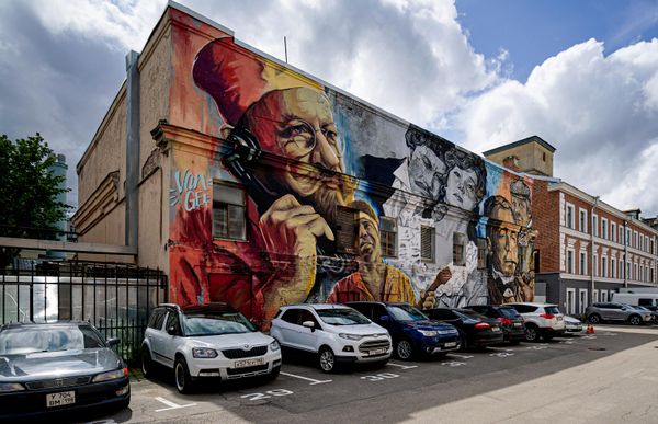 Мурал на одном из зданий киностудии Ленфильм в Санкт-Петербурге