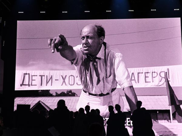 Фотография Евгения Евстигнеева на экране театра Современник во время праздника Возвращение домой