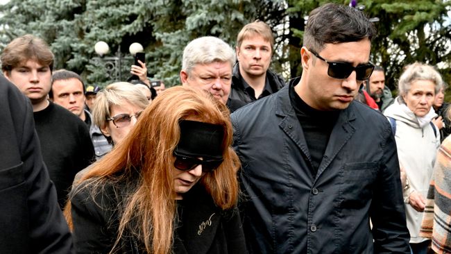 Жена Кашпировского расплакалась у его гроба