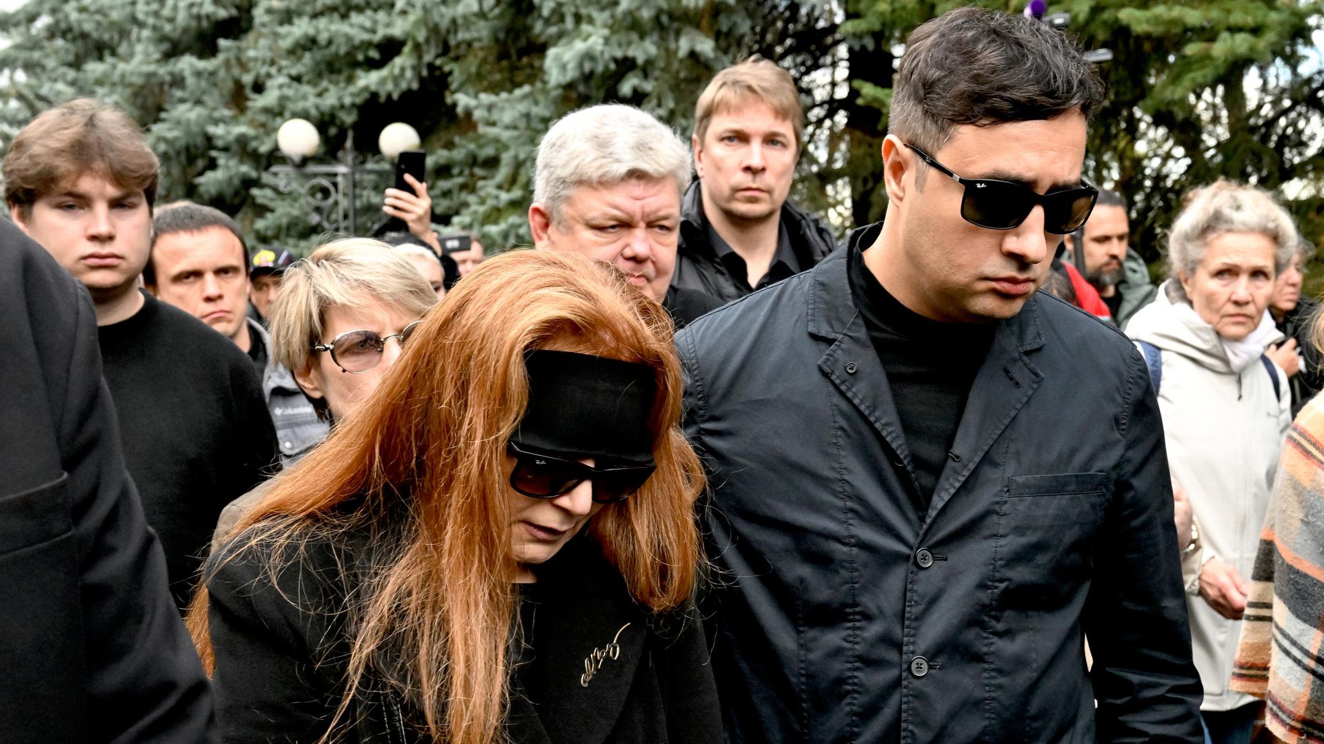 Вдова Гулизар Чалбашова на церемонии прощания с психотерапевтом Анатолием Кашпировским на Троекуровском кладбище в Москве Вдова Гулизар Чалбашова на церемонии прощания с психотерапевтом Анатолием Кашпировским на Троекуровском кладбище в Москве - РИА Новости, 1920, 08.10.2026