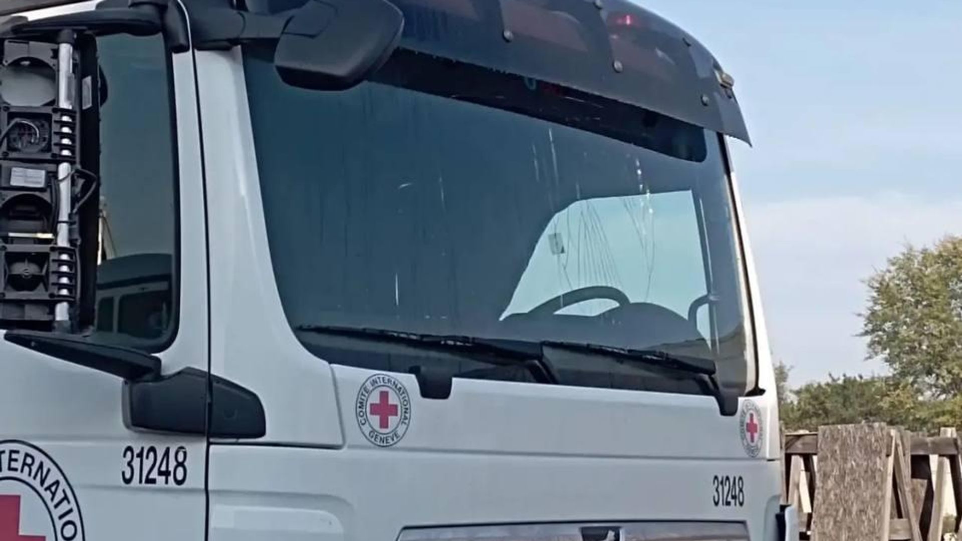 Последствия удара украинских дронов по грузовикам и складу с гумпомощью МККК в Донецке Последствия удара украинских дронов по грузовикам и складу с гумпомощью МККК в Донецке - РИА Новости, 1920, 09.10.2026