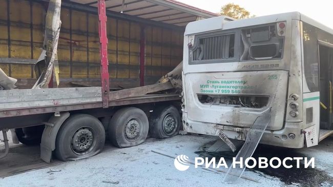 Три человека пострадали в результате удара БПЛА по автобусу и фуре в Луганске