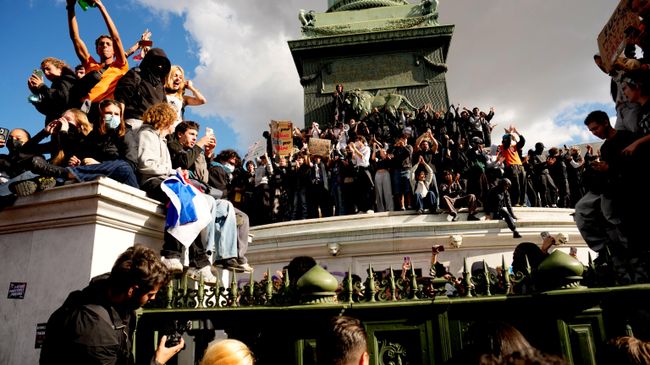 Протесты старшеклассников на площади Бастилии в Париже, Франция