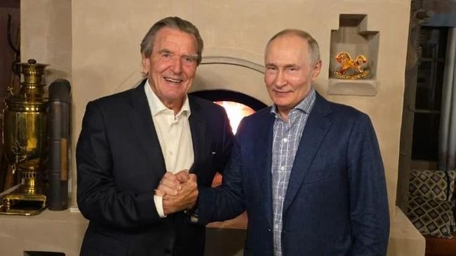 Президент РФ Владимир Путин и бывший канцлер Германии Герхард Шредер