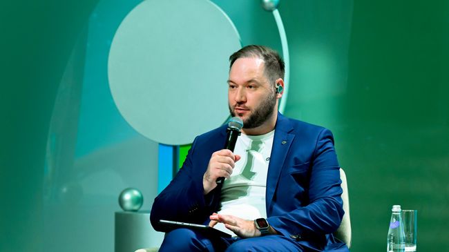 Директор управления развития инвестиционного бизнеса СберИнвестиций Роман Кожура на форуме Настоящее будущее. Директор управления развития инвестиционного бизнеса СберИнвестиций Роман Кожура на форуме Настоящее будущее.