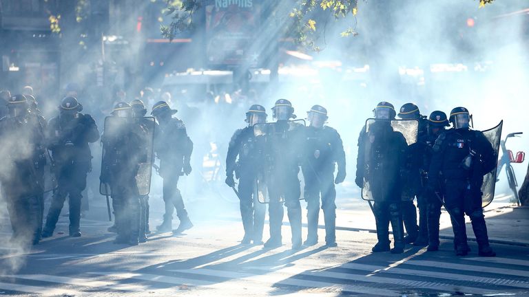 Полиция во время протестов старшеклассников в Париже Полиция во время протестов старшеклассников в Париже
